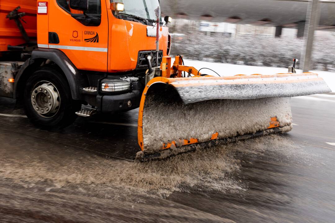 Kelininkai įspėja: eismo sąlygas šalyje sunkina snygis ir plikledis