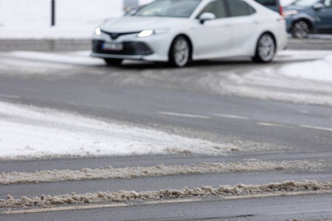 Kelininkai įspėja: naktį eismo sąlygas vietomis sunkins plikledis ir rūkas