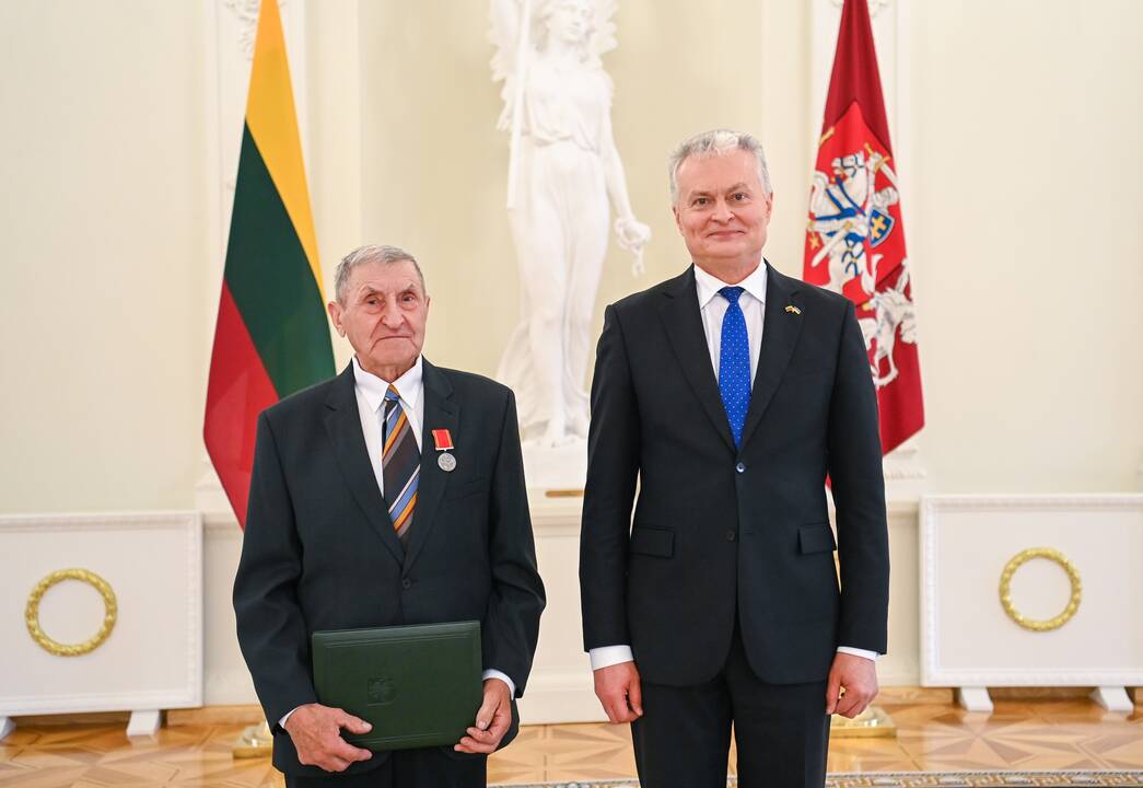 Prezidentas apdovanojo tėčius ir globėjus