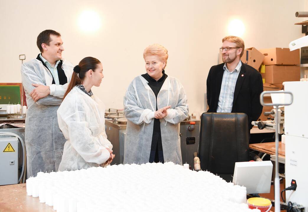 Prezidentė užsuko į „Carito“ Amatų mokymo centrą