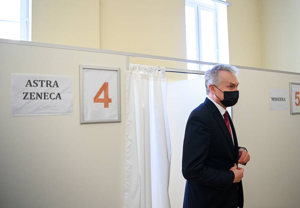 Prezidentas nuo koronaviruso skiepijosi viešai
