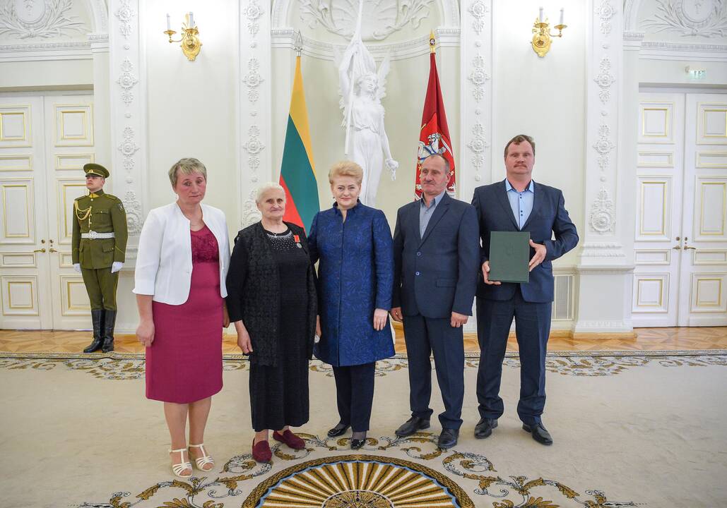 Prezidentė apdovanojo daugiavaikes motinas
