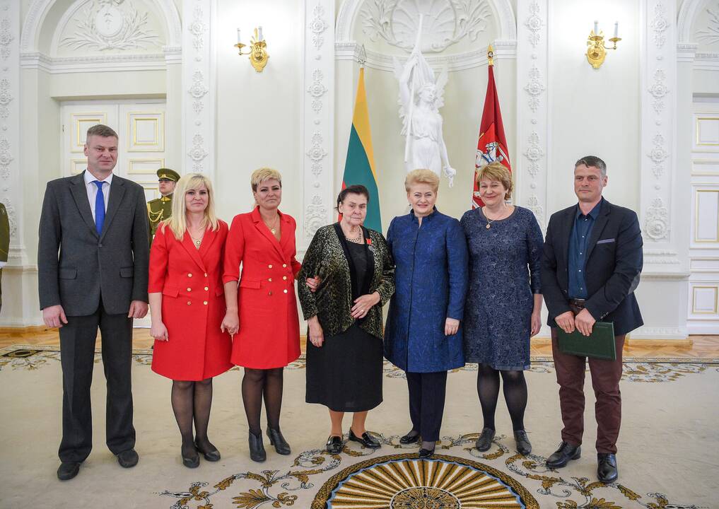 Prezidentė apdovanojo daugiavaikes motinas