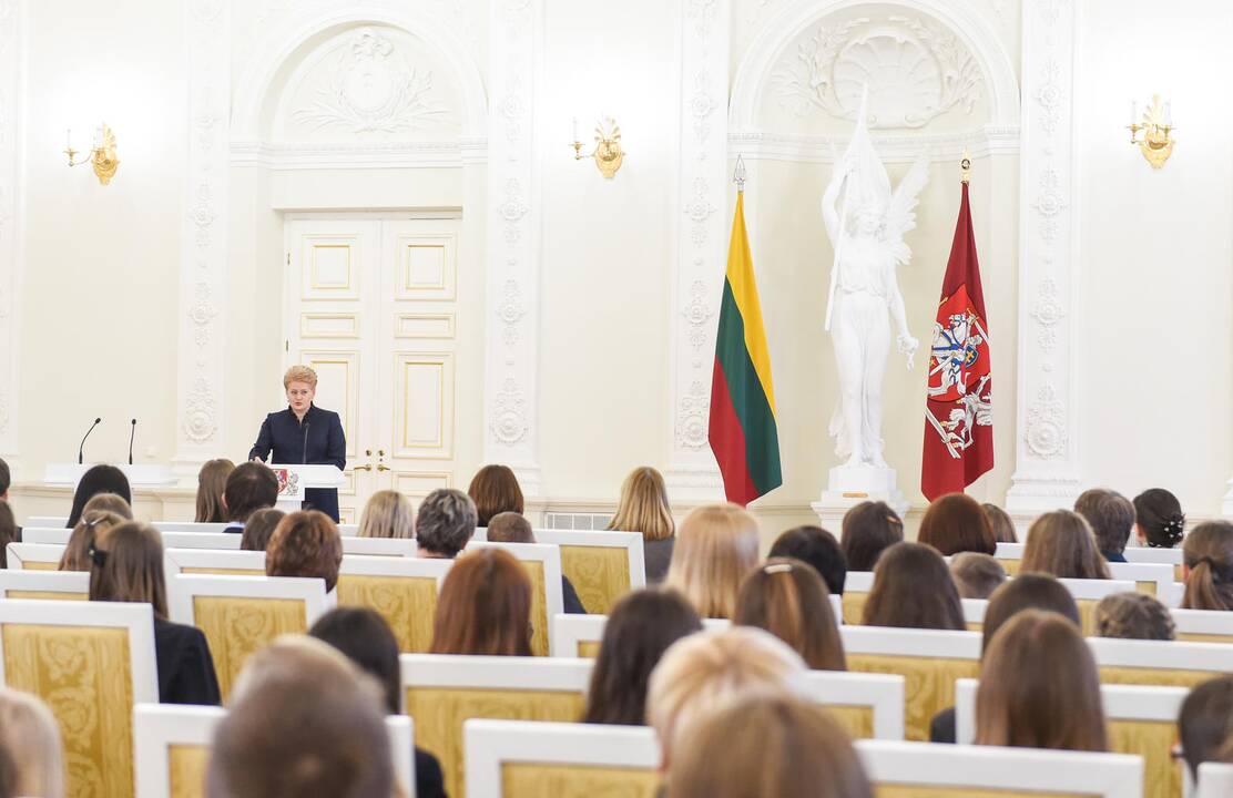 Prezidentūroje – raštingiausių mokinių apdovanojimai