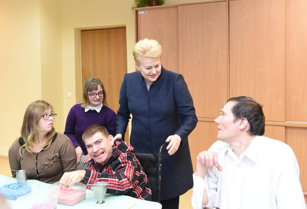 Prezidentė lankėsi neįgaliųjų dienos centre „Šviesa“