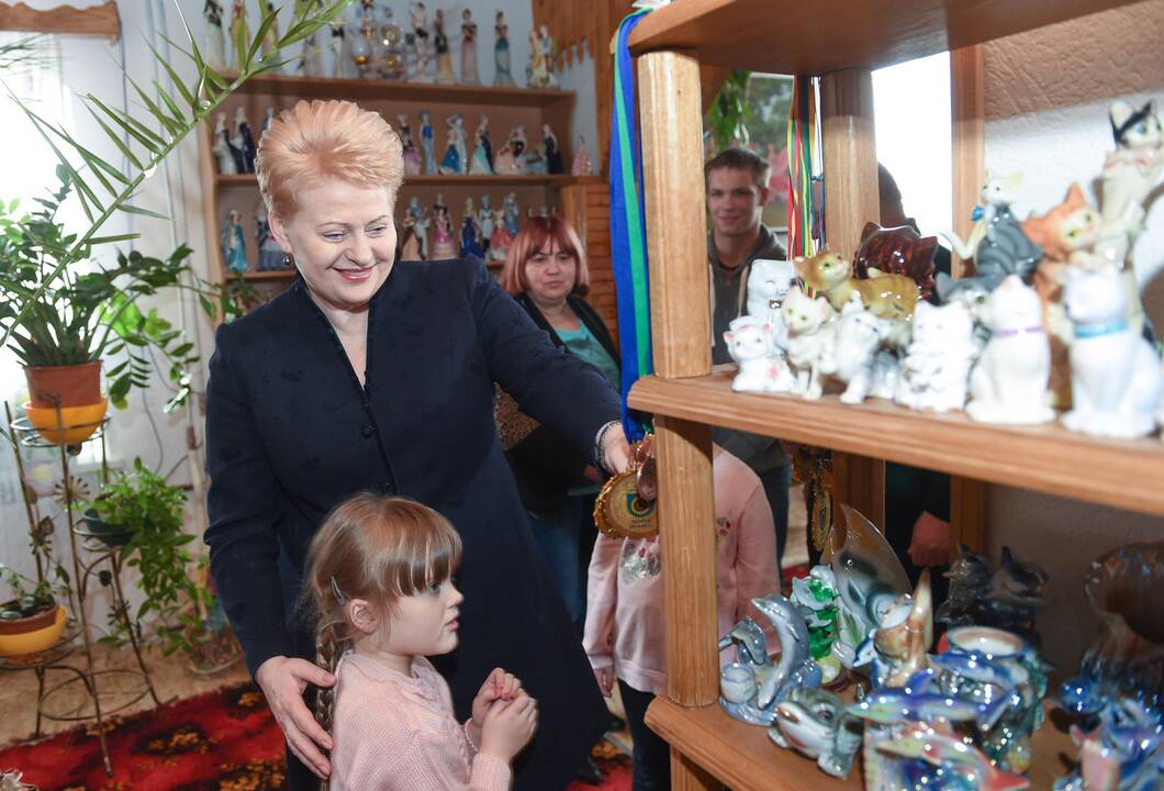Prezidentė siūlo didinti išmokas vaikus globojančioms šeimoms
