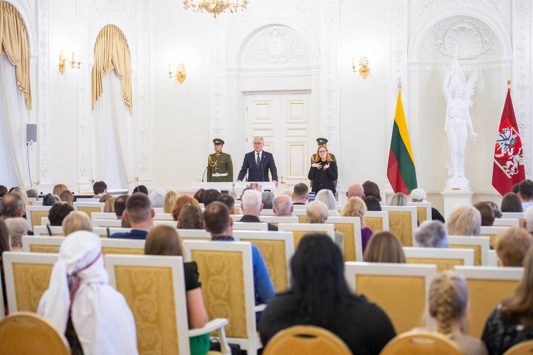 Prezidentas įteikė apdovanojimus už nuopelnus motinystei ir globai