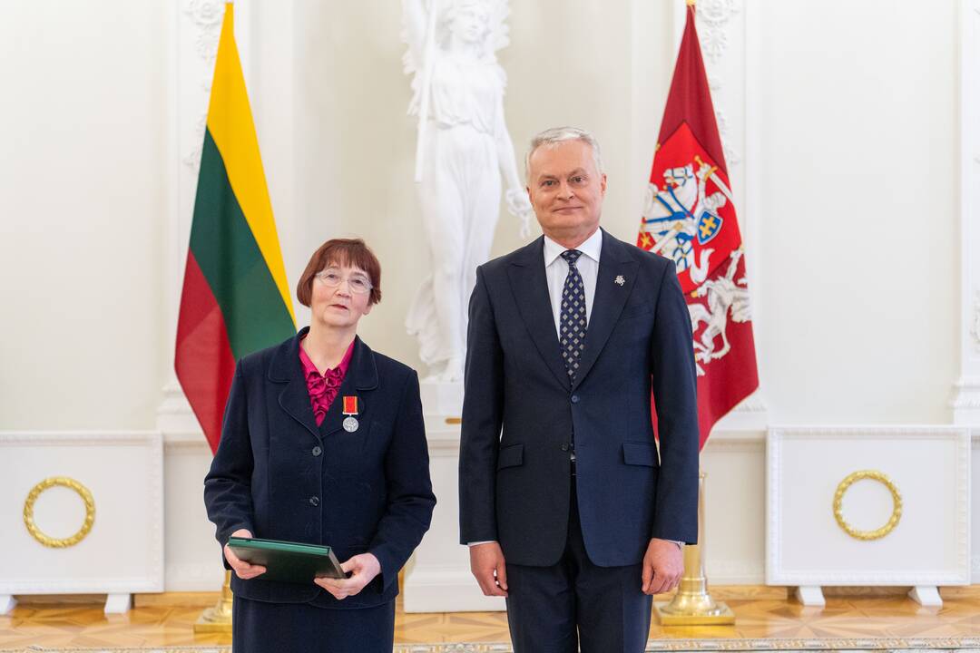 Prezidentas įteikė apdovanojimus už nuopelnus motinystei ir globai