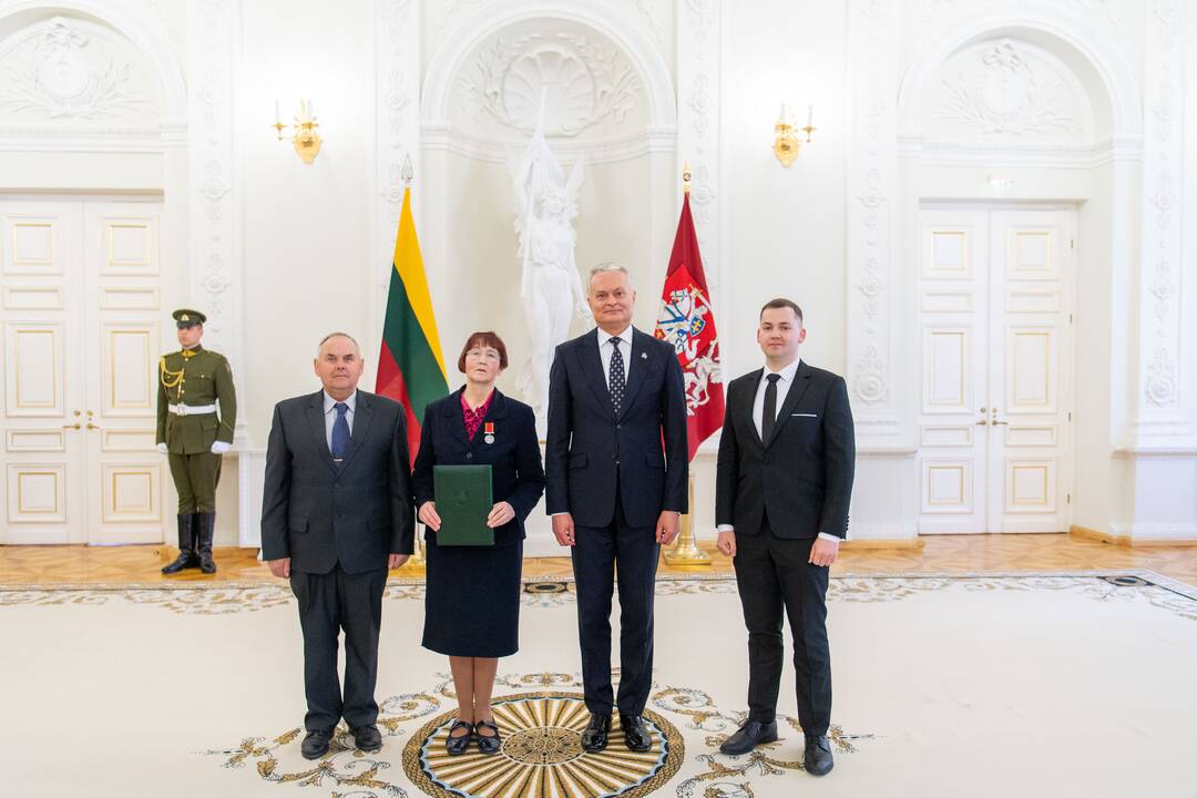 Prezidentas įteikė apdovanojimus už nuopelnus motinystei ir globai