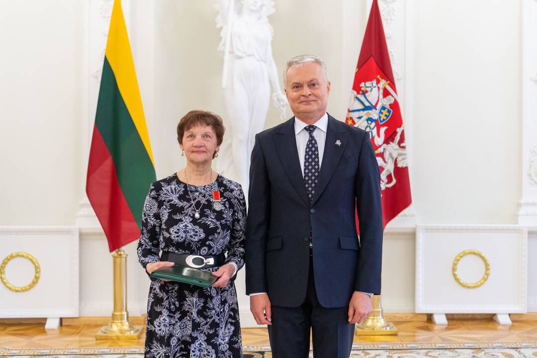 Prezidentas įteikė apdovanojimus už nuopelnus motinystei ir globai