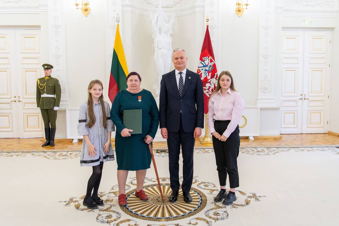 Prezidentas įteikė apdovanojimus už nuopelnus motinystei ir globai