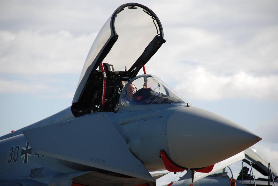NATO naikintuvai du kartus lydėjo Rusijos karinius orlaivius