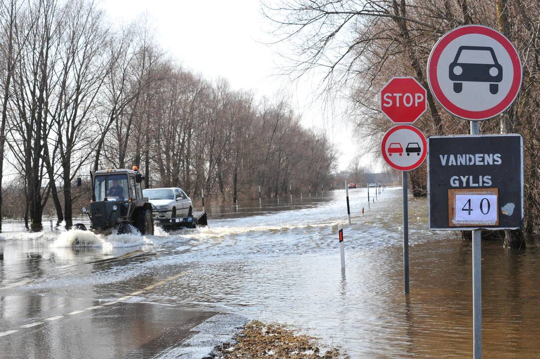 Uždraustas eismas apsemtame kelyje Šilutė-Rusnė