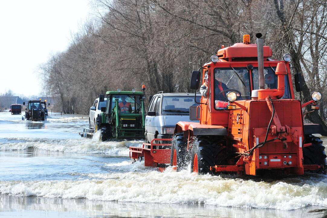 Keliai dėl lietaus šlapi, Rusnės kelias apsemtas – eismas draudžiamas