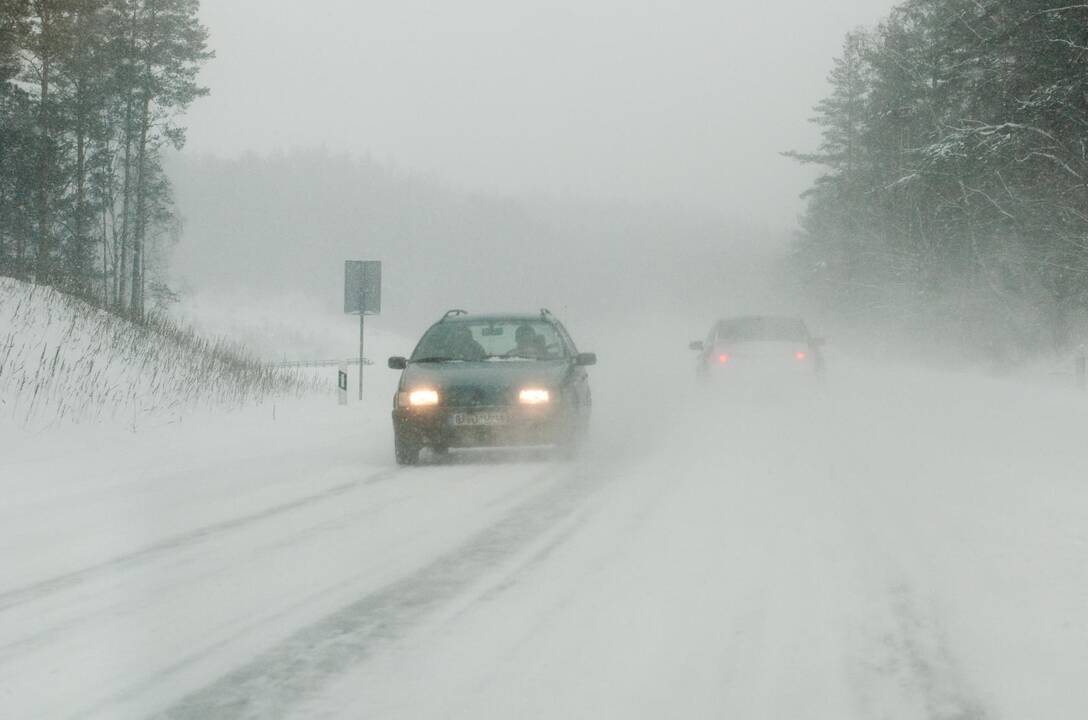 Įspėja dėl kelionių naktį: eismo sąlygas sunkins snygis, plikledis ir vėjo gūsiai