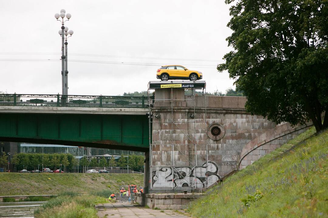 Ant Žaliojo tilto atsirado automobilis