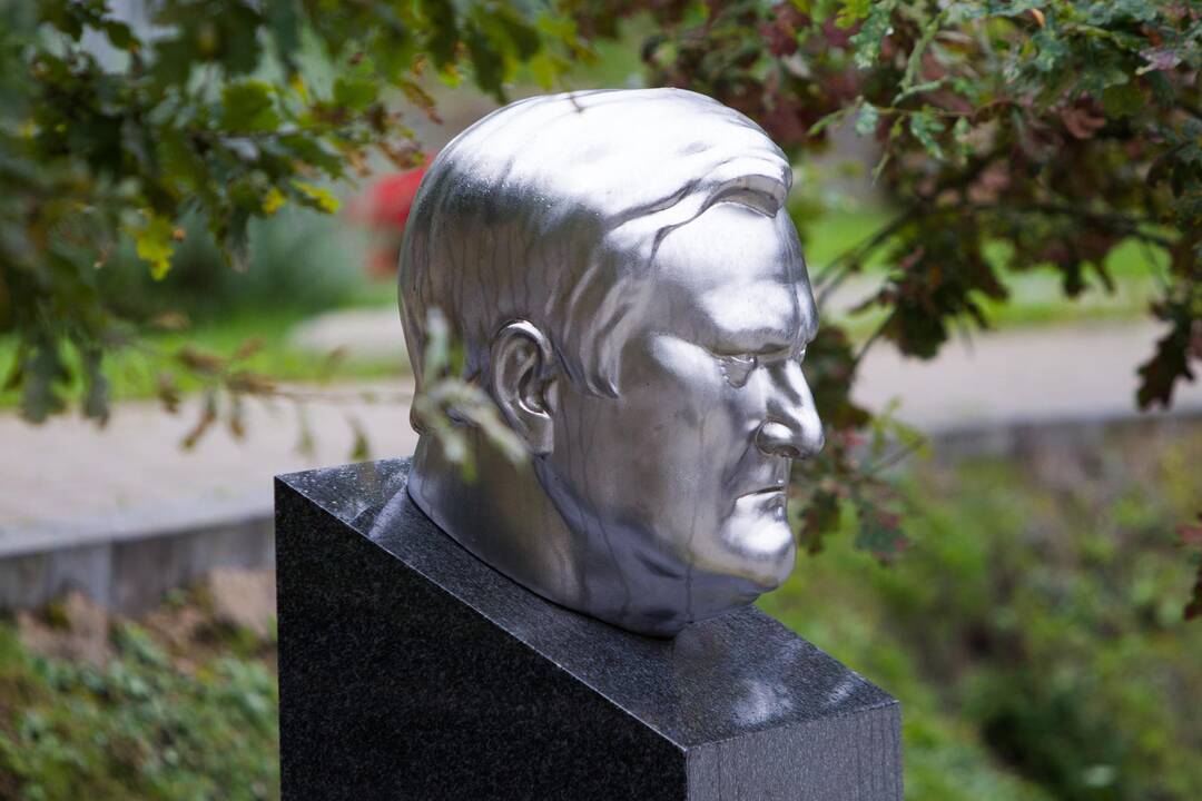 2010 m. mirė politikas, Lietuvos prezidentas Algirdas Mykolas Brazauskas. Gimė 1932 m.