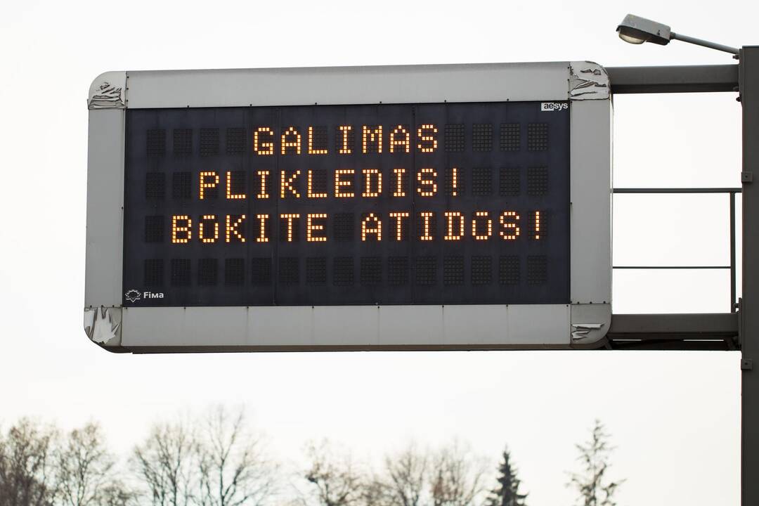 Keliuose naktį vietomis gali susiformuoti plikledis