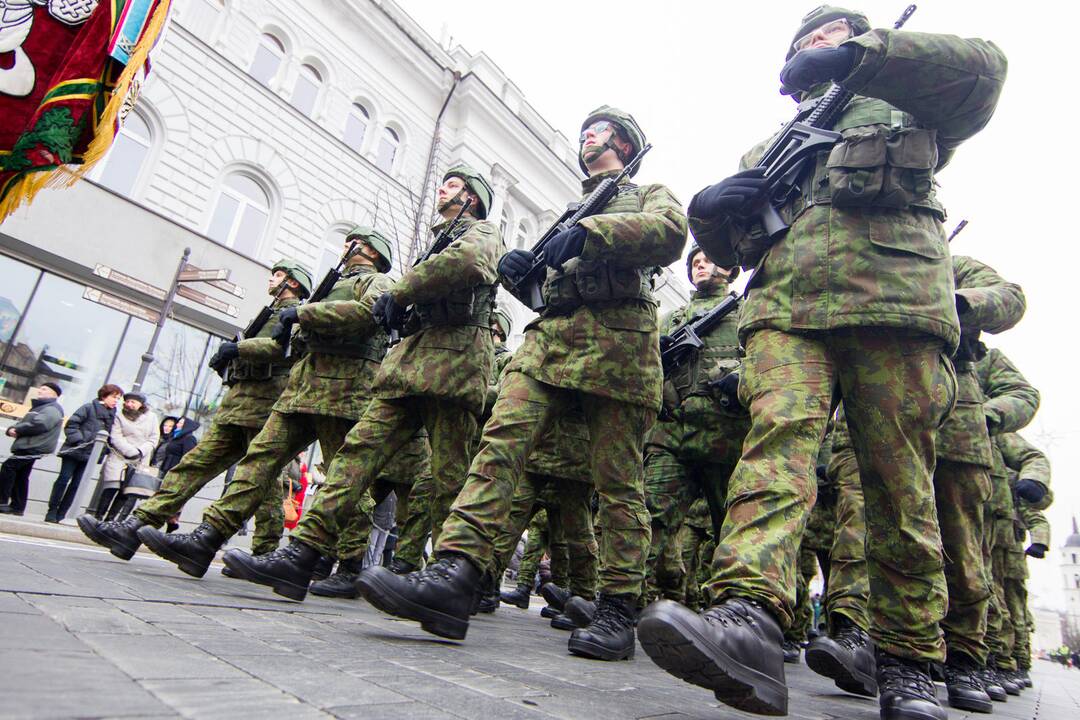 Gaivinama idėja leisti kariams dirbti papildomą darbą