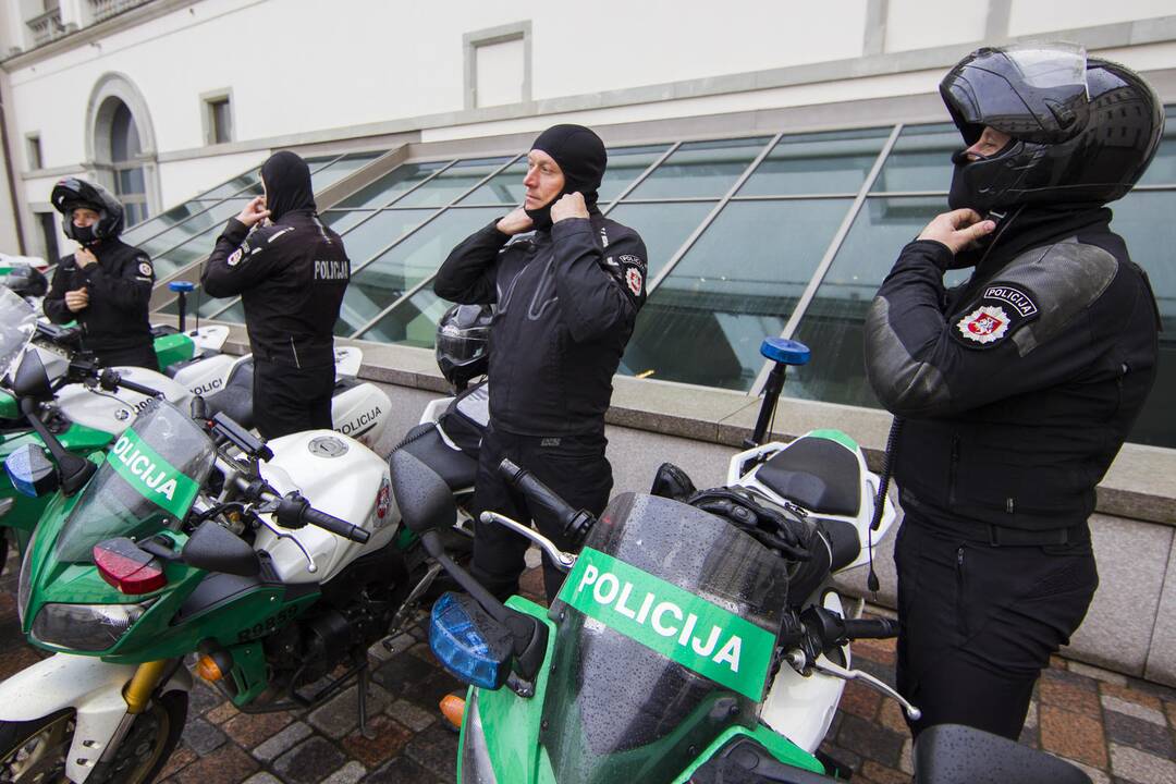 Policijos pareigūnai persėda ant motociklų