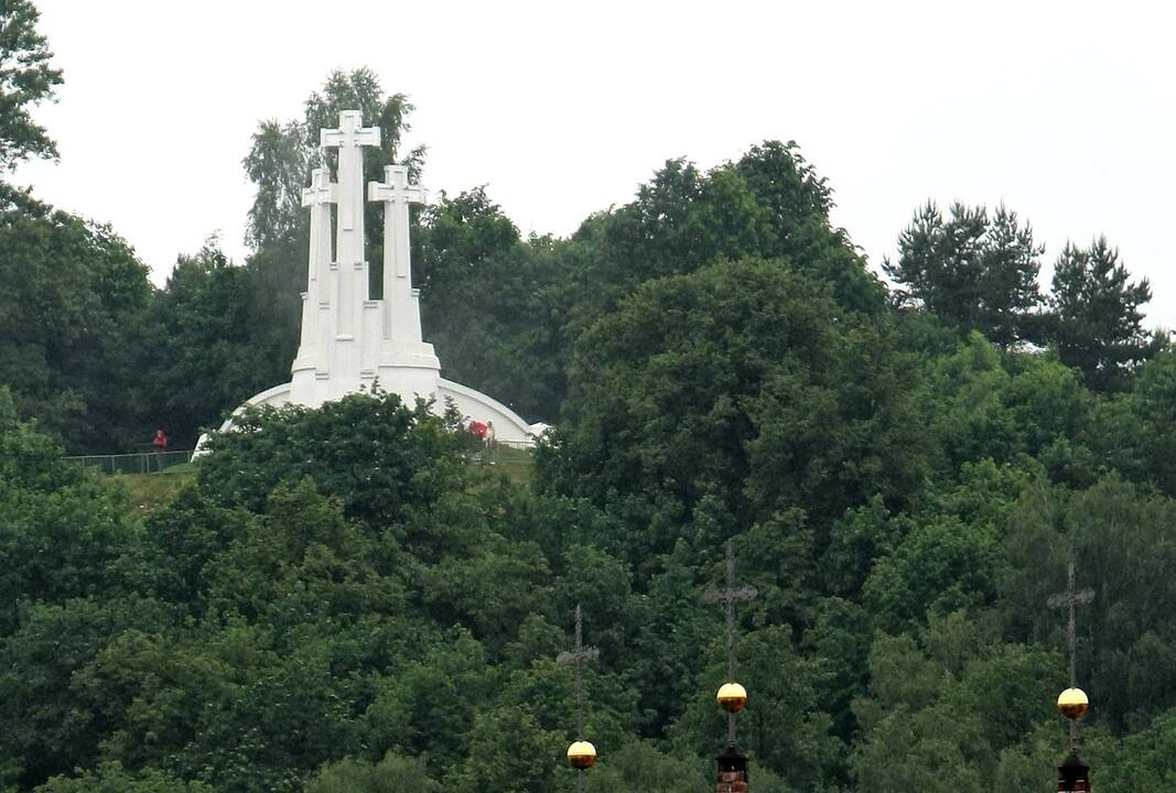 Kodėl Trijų Kryžių kalnas apšviestas violetine spalva?