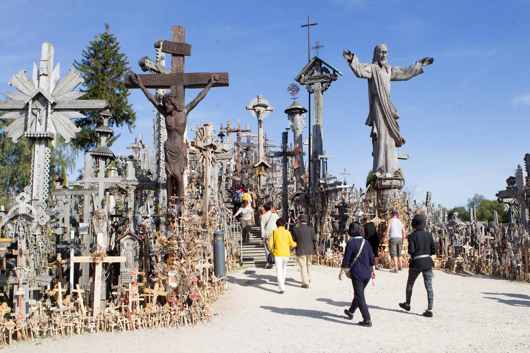 2001 m. UNESCO pirmąkart paskelbus Žmonijos žodinio ir nematerialaus paveldo šedevrus, jais tapo Lietuvos Kryždirbystė ir kryžių simbolika