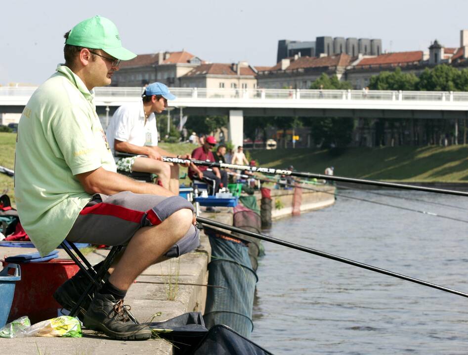 Miesto prižiūrėtojai prie Neries krantinės nespėja rinkti šiukšlių 