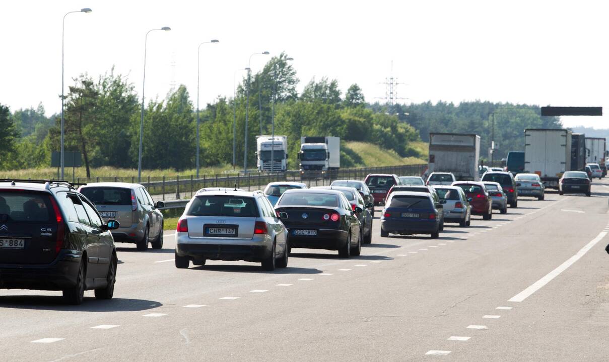 Ragina atsisakyti papildomų mokesčių dyzeliniams automobiliams