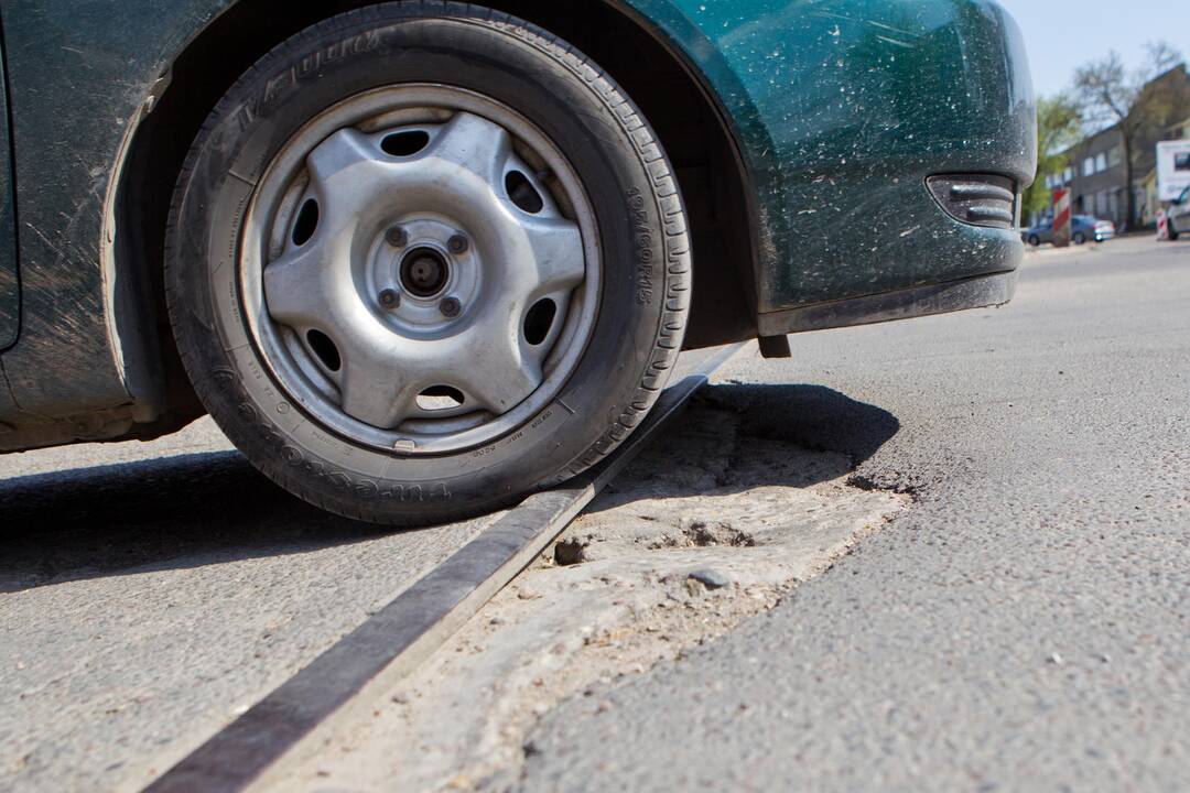 Vilniečiai ir toliau laužys mašinas kiemuose – kelių remontui nėra pinigų