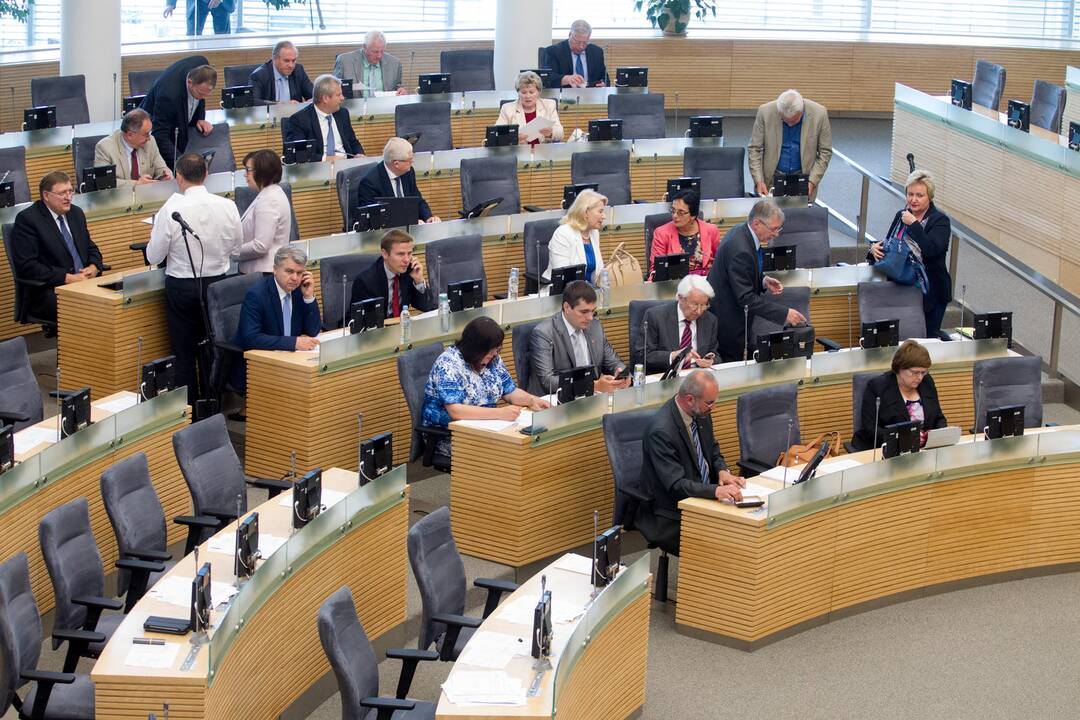 Už praleistus posėdžius parlamentarai gali negauti atlyginimo