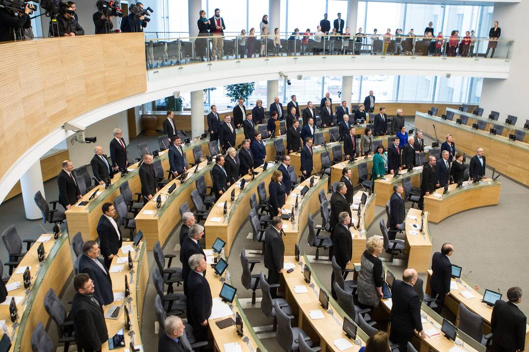 Parlamentarai ėmėsi Konstitucijos pataisos mažinti Seimo narių skaičių
