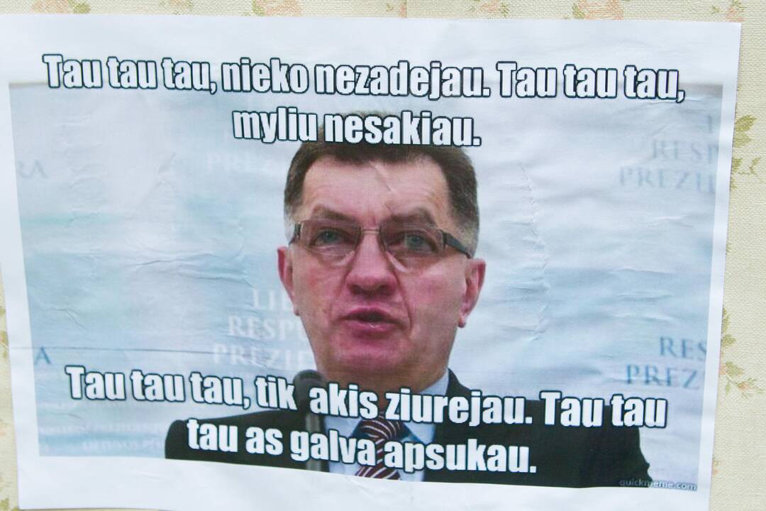 Mokytojai prie Vyriausybės surengė teatralizuotą akciją „Ačiū, tau premjere“