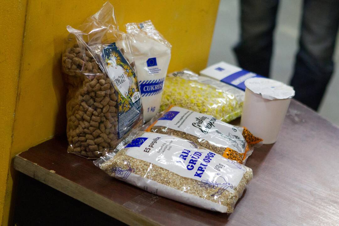 Savivaldybėse pradėti dalyti maisto produktai nepasiturintiems žmonėms