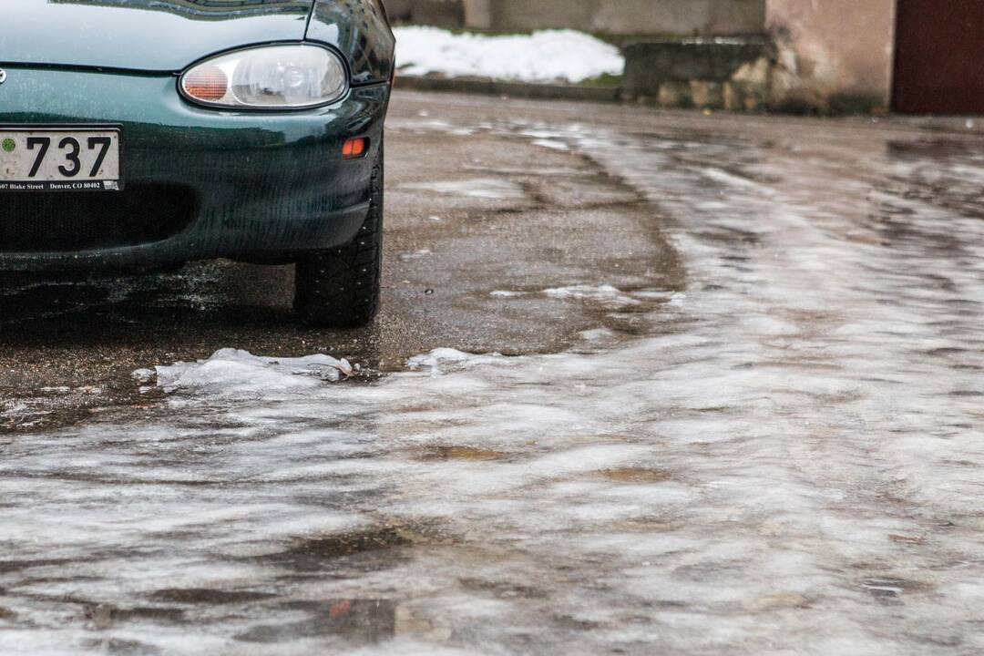 Lietuvoje eismą sunkina plikledis (papildyta)