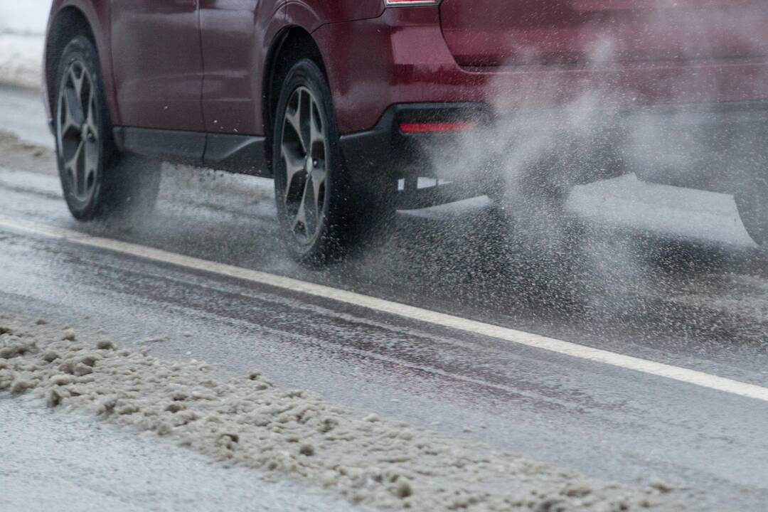 Kelininkai įspėja: mažesnio intensyvumo keliai dar gali būti apledėję
