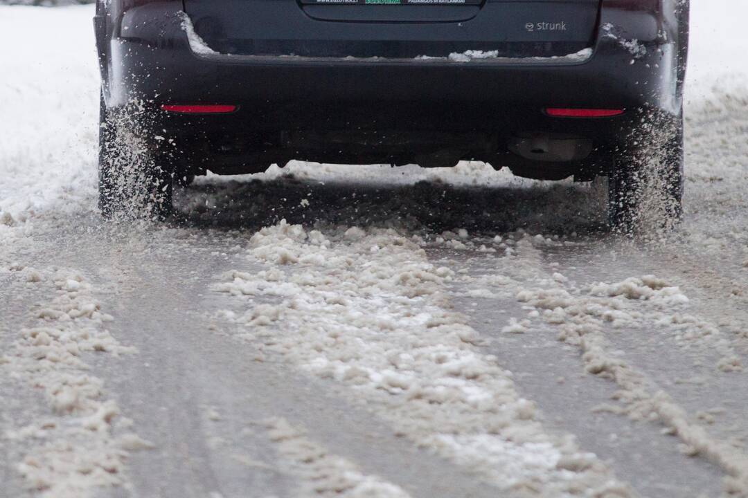 Keliuose yra slidžių ruožų, naktį eismo sąlygas sunkins rūkas ir plikledis