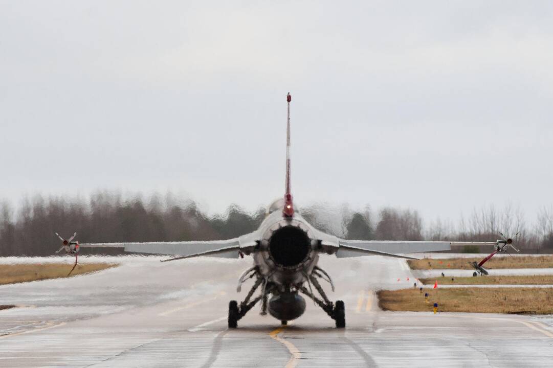 NATO naikintuvai triskart kilo palydėti rusų karinių orlaivių