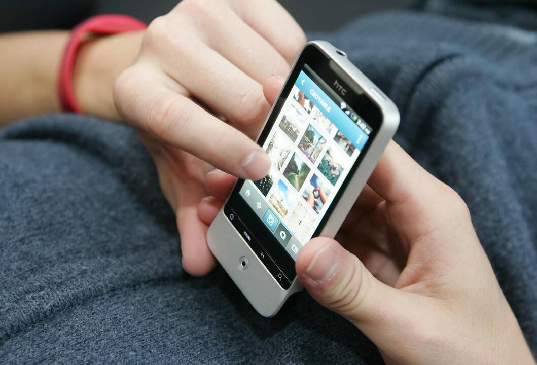 Psichiatras: išmanieji telefonai suteikia galimybių, bet bukina vaikus