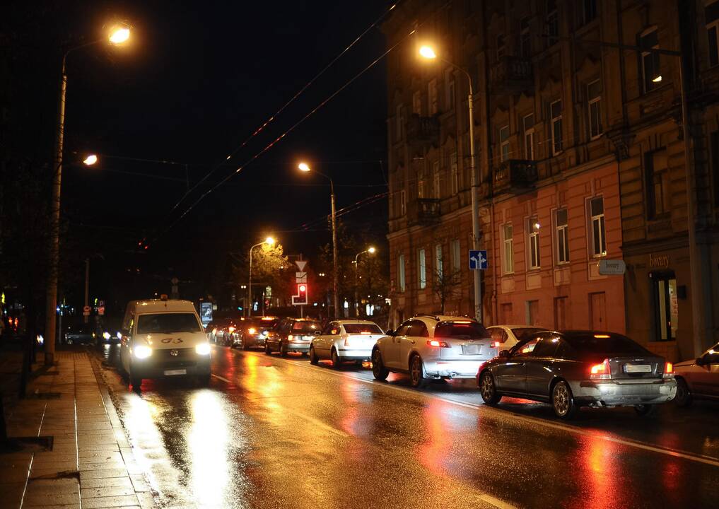 Svarbu, jei leisitės į kelią: naktį eismą sunkins plikledis ir rūkas