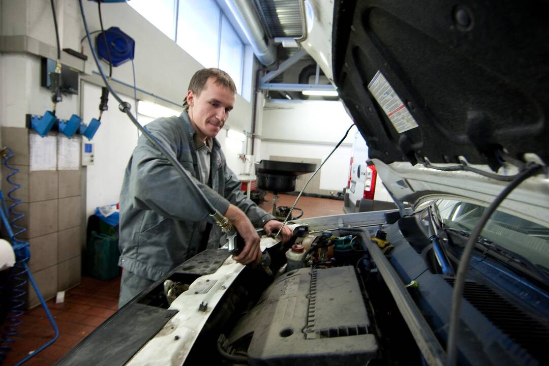 „Krestavina“, „begunokas“, „trampliorius“: kaip susikalba automobilių meistrai