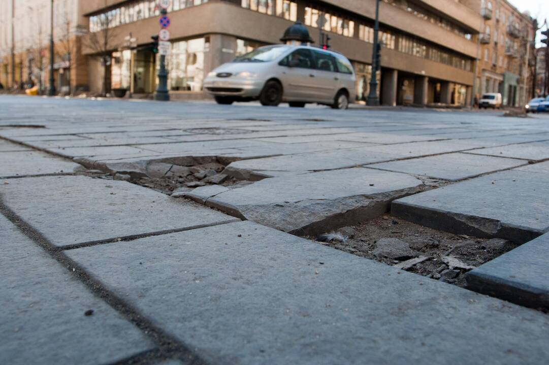 Atnaujino tyrimą dėl nekokybiškų Gedimino prospekto trinkelių