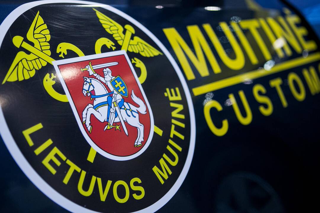 Muitininkei už piktnaudžiavimą tarnyba – 4,5 tūkst. eurų bauda