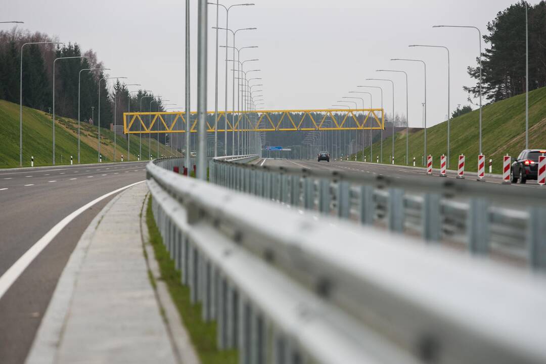 Kodėl ant Karoliniškių viaduko kabo kaklaraiščiai?