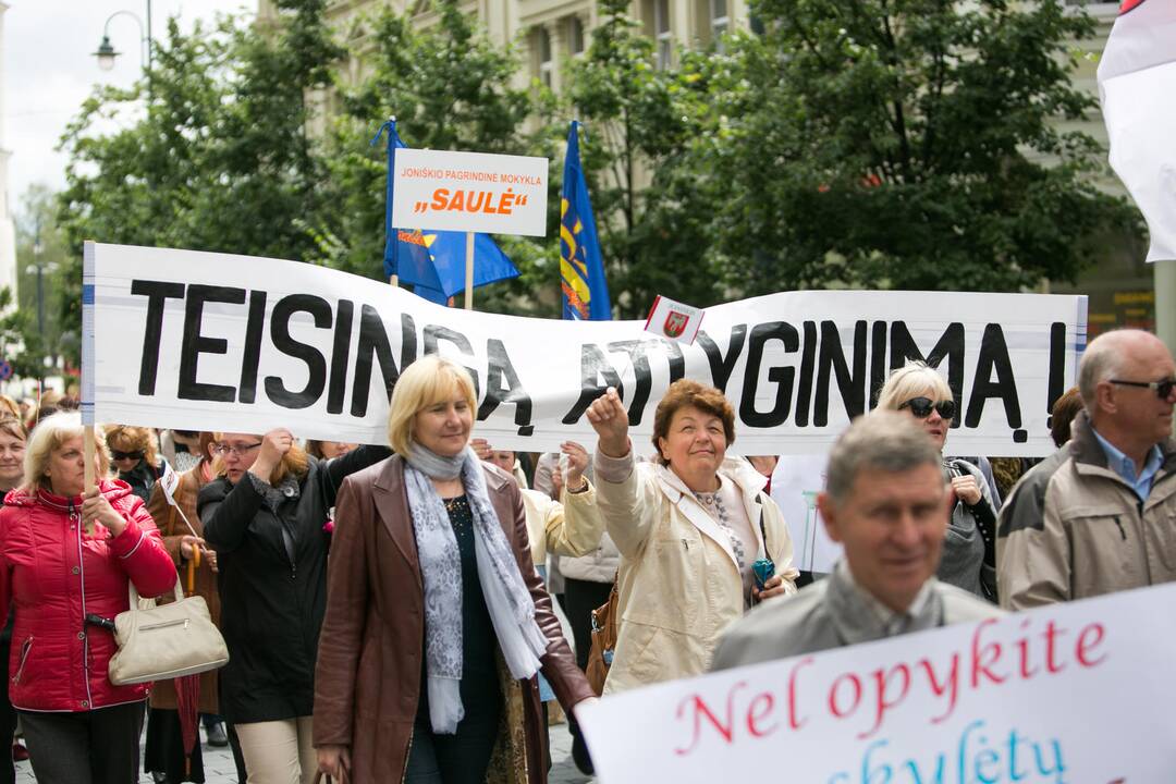Mokytojus į gatves vėl išginė baimė dėl atlyginimų