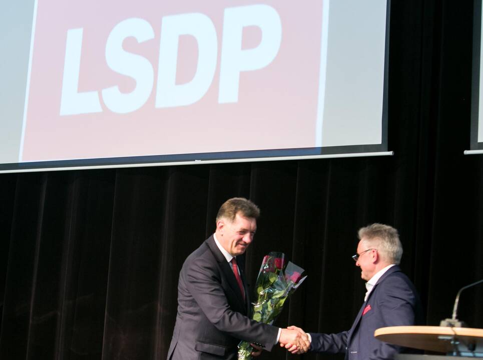 Skandalai Socialdemokratų partijai reitingų nepagadino