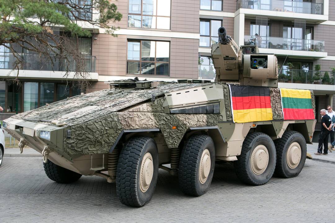 Šarvuočių pirkimo klausimą spręs Valstybės gynimo taryba