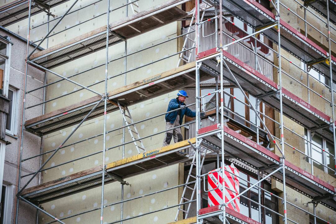 Statybvietėje nuo stogo nukrito ir susižalojo darbininkas