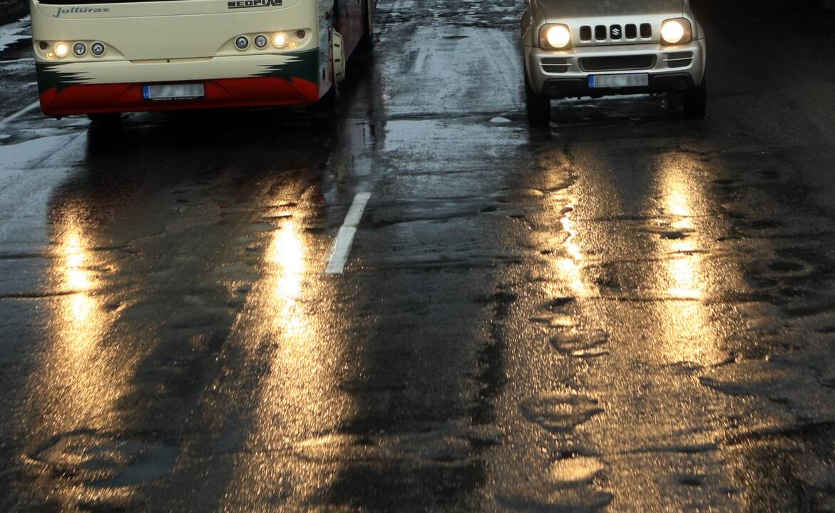 Keliuose yra slidžių ruožų, naktį eismo sąlygas sunkins plikledis