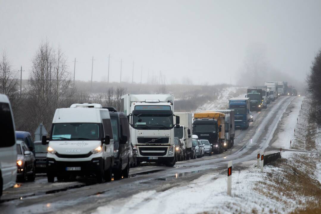 Naktį eismo sąlygas sunkins snygis, rūkas ir plikledis