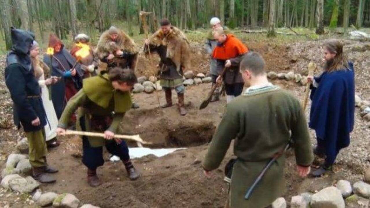 „Istorijos detektyvai“ aiškinosi šiurpią vieno jotvingių pilkapio paslaptį